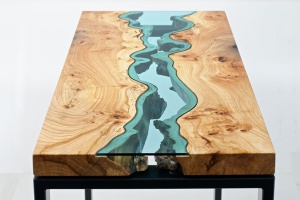mesa con rio de cristal